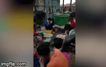 Kinh hoàng cảnh tượng công nhân dùng miệng tách xương chân gà, dịch bệnh có thể lây lan