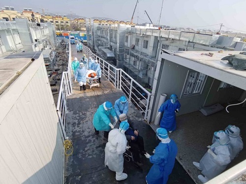 Bệnh viện dã chiến ở Vũ Hán tiếp nhận những bệnh nhân đầu tiên