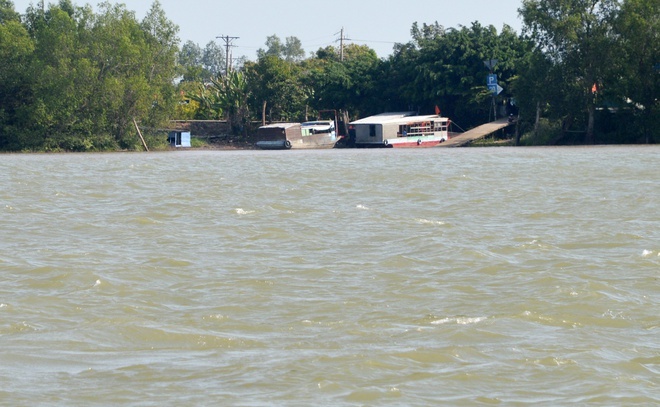 Nhảy xuống sông Hậu cứu bé trai, người đàn ông chết đuối thương tâm