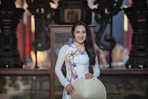 Nữ giảng viên Nguyễn Thị Huỳnh Giao dịu dàng trong tà áo dài