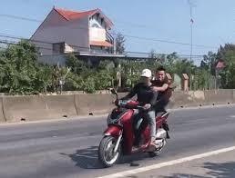 Video: Thanh niên  "diễn xiếc " trên xe máy và cái kết ngã sấp mặt giữa đường