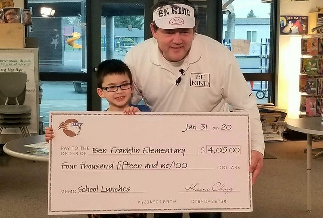 Cậu bé 8 tuổi bán móc khóa lấy tiền trả nợ tiền ăn cho học sinh nghèo