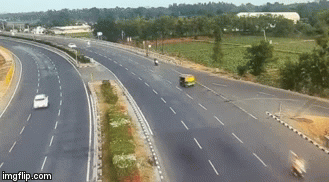 Video: Sang đường ẩu, xe lam gây tai nạn kinh hoàng