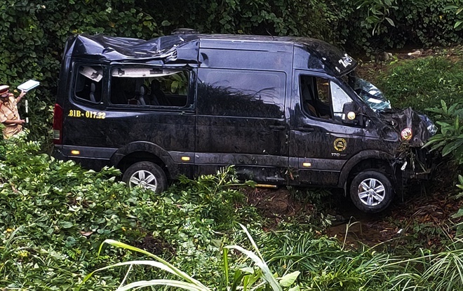 Tin tai nạn giao thông mới nhất ngày 11/2/2020: Xe limousine lao xuống đèo, 8 người thoát chết