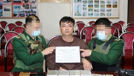 Bắt quả tang đối tượng vận chuyển 4 bánh heroin vào miền Nam tiêu thụ