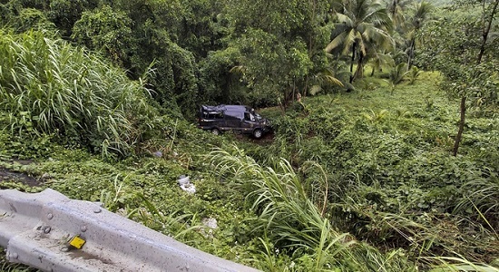 Bình Định: Xe Limousine lao xuống vực sâu, 2 người bị thương