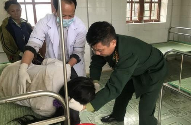 Cán bộ biên phòng cứu sống 1 phụ nữ ăn lá ngón tự tử