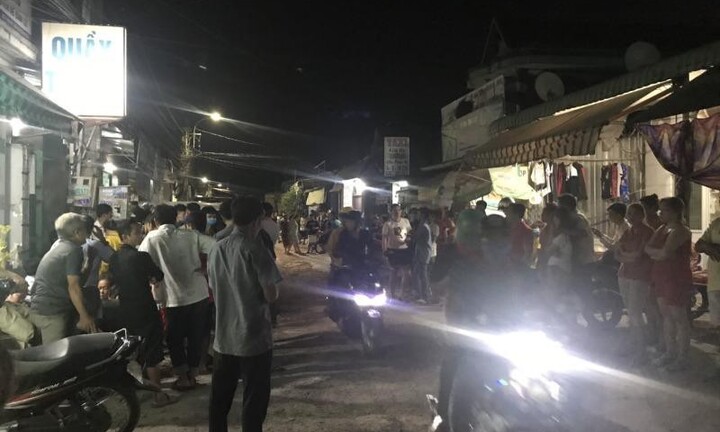 Vợ khóc ngất vì phát hiện chồng tử vong trong tư thế treo cổ ở phòng trọ