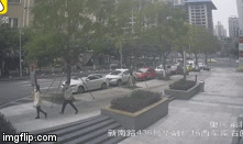 Cãi nhau với bạn gái, chàng trai nhổ nước bọt vào người đi đường để trút giận