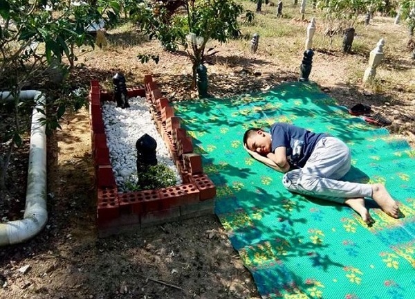 Xúc động hình cảnh cậu bé tự kỷ nằm bên mộ bố, thủ thỉ chuyện trò như lúc còn sống