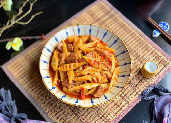 Thịt om chỉ cần cho thêm thứ này bỗng trở thành