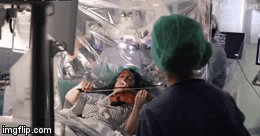 Video: Kỳ lạ cảnh bệnh nhân say sưa chơi viloin trong lúc bác sĩ cắt bỏ khối u não