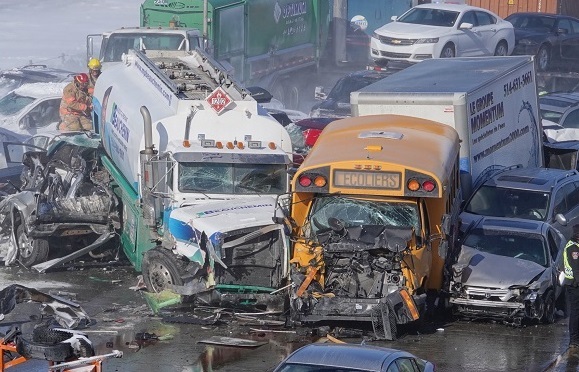 200 phương tiện đâm liên hoàn trên đường cao tốc, ít nhất 2 người thiệt mạng, 40 người bị thương