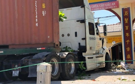 Tin tai nạn giao thông mới nhất ngày 23/2/2020: Xe đầu kéo mất lái húc văng 5 xe máy và 1 xe đạp