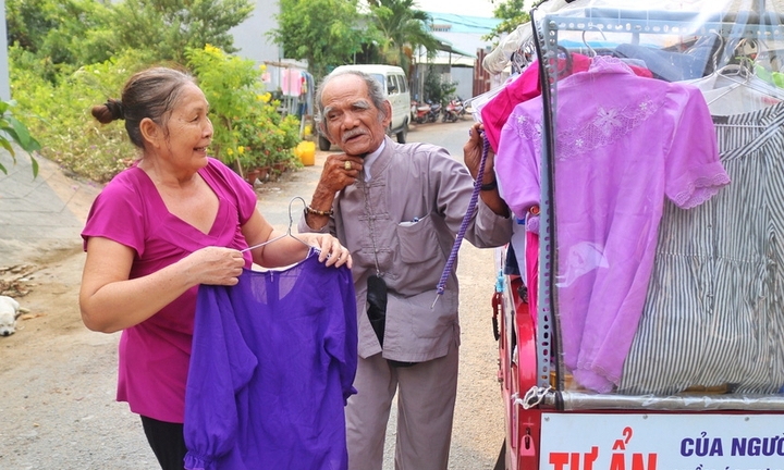 Niềm vui tuổi già của cụ ông 80 tuổi chạy xe ba gác bán quần áo 0 đồng 