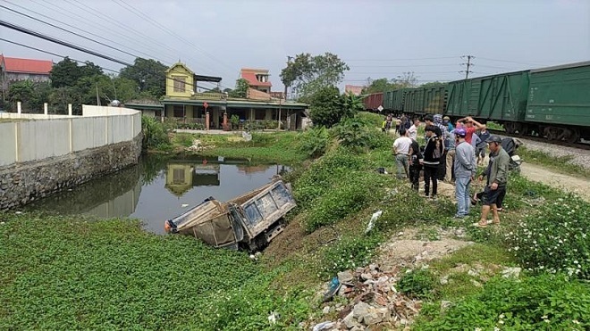 Nghệ An: Tàu hỏa hất văng xe tải hàng chục mét, tài xế tử vong tại chỗ
