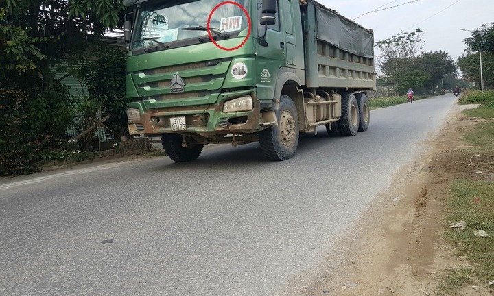 Nghệ An: Người dân “tố” xe quá khổ, quá tải mang logo HM đang cày nát đường dân sinh