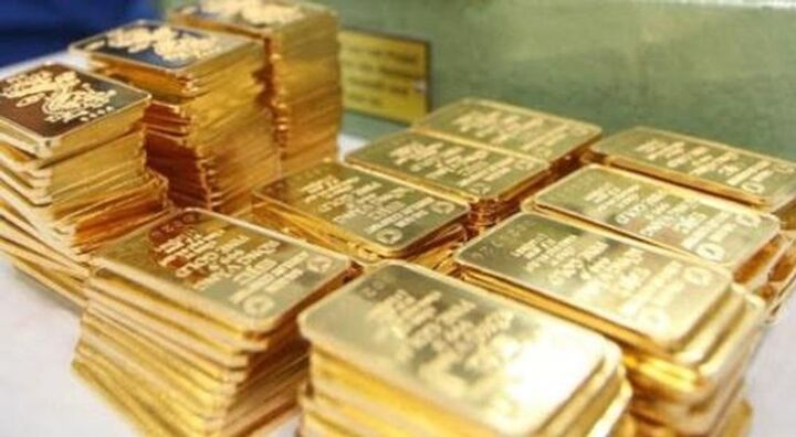 Giá vàng 'bốc hơi' thêm 700.000 đồng/lượng khiến giới ôm vàng