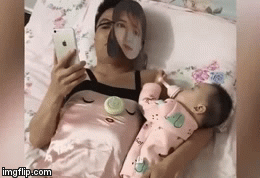 Đỉnh cao trông con: Bé không một tiếng khóc, bố thảnh thơi lướt điện thoại