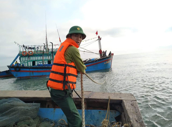 Kịp thời cứu 11 thuyền viên trên tàu cá gặp nạn ở cửa biển Thuận An
