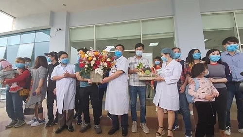 30 công dân Việt Nam trở về từ Vũ Hán được ra viện sau khi hoàn thành 21 ngày cách ly