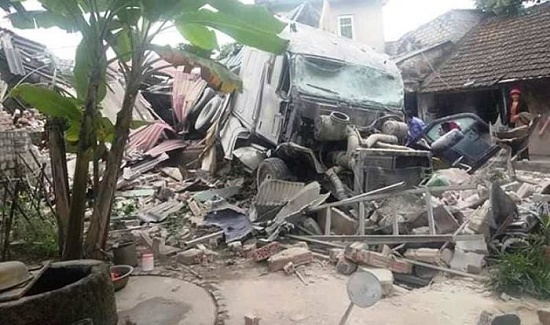 Container đậm sập 3 nhà dân lúc rạng sáng, cả gia đình ôm nhau bỏ chạy