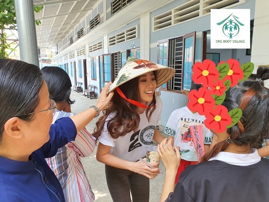 Hoa hậu Khánh Vân xúc động khi ghé thăm tổ chức One Body Village