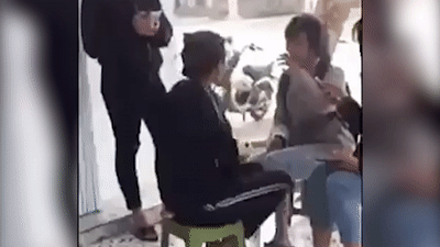 Nữ sinh Thanh Hoá chỉ biết ôm mặt sau loạt đòn dã man của bạn học