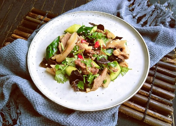 Chán luộc, mẹ đem thịt trộn với thứ này già trẻ lớn bé trong nhà ai cũng thích