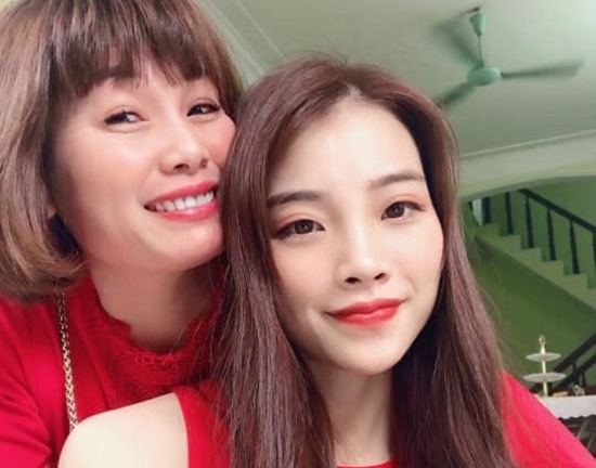 Qua rồi thời khoe chồng, giờ khoe mẹ chồng chiều chuộng mới là hot trend