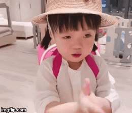 Hình ảnh đáng yêu của con gái hoa hậu Thu Thảo rửa tay phòng dịch Covid-19