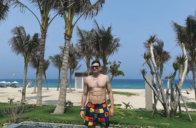 Thủ môn Đặng Văn Lâm khoe thân hình đẹp như tạc tượng khiến dân tình “xịt máu mũi”