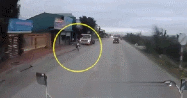 Video: Nam thanh niên suýt mất mạng dưới gầm xe container vì sang đường kiểu tự sát