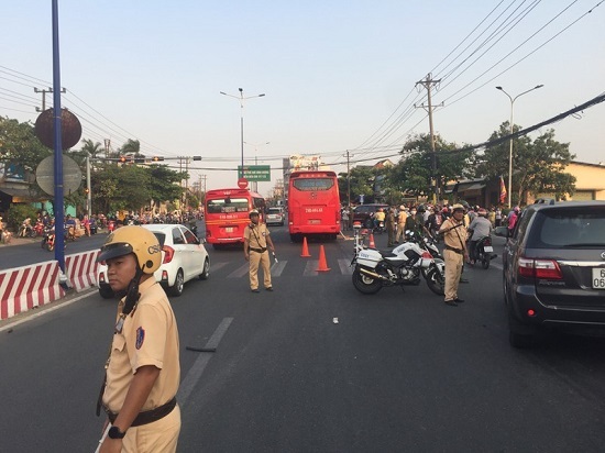 Tin tai nạn giao thông mới nhất ngày 16/3/2020: Bị cuốn vào gầm xe khách, người phụ nữ tử vong thương tâm