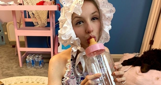 Mắc hội chứng lạ, cô nàng 25 tuổi vẫn đóng bỉm, ngủ nôi em bé