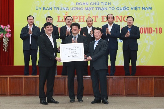 Thaco trao 10 tỷ đồng hỗ trợ quỹ phòng chống dịch Covid-19 