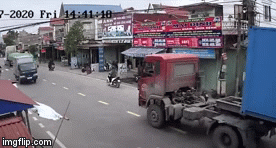 Video: Kinh hoàng cảnh hai thanh niên đầu trần phóng xe vượt ẩu, đâm thẳng vào container