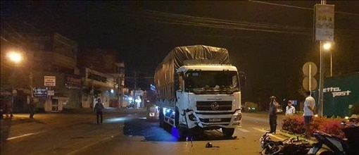 Va chạm với xe tải lúc rạng sáng, 3 thanh niên đi xe máy thương vong