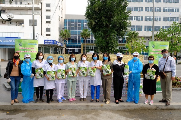 Chung tay đẩy lùi COVID- 19 VINUT trao hàng nghìn món quà tới trẻ em và người có hoàn cảnh khó khăn
