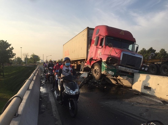 Tin tai nạn giao thông mới nhất ngày 21/3/2020: Tài xế container buồn ngủ, xe leo lên dải phân cách