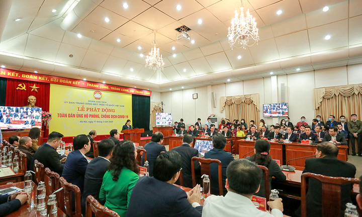 Tập đoàn Hưng Thịnh tài trợ 20 tỷ đồng cho y, bác sỹ nơi tuyến đầu chống dịch và dành tặng khách hàng 100 tỷ đồng