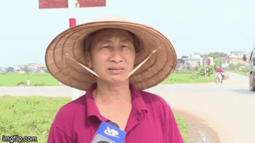 Video: Phóng viên hoảng hốt chứng kiến cảnh ô tô đâm nhau khi đang phỏng vấn về tai nạn giao thông