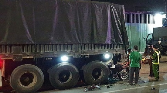 Tin tai nạn giao thông mới nhất ngày 29/3/2020: Tông đuôi xe container, 2 thanh niên tử vong