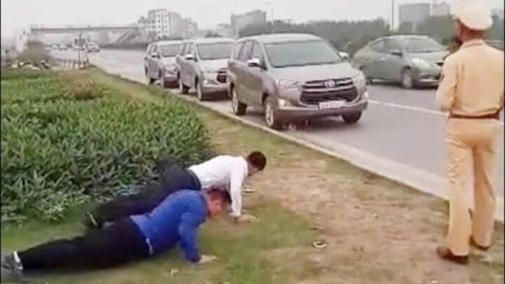 Để 3 tài xế vi phạm không đeo khẩu trang chống đẩy, chiến sĩ CSGT bị phê bình