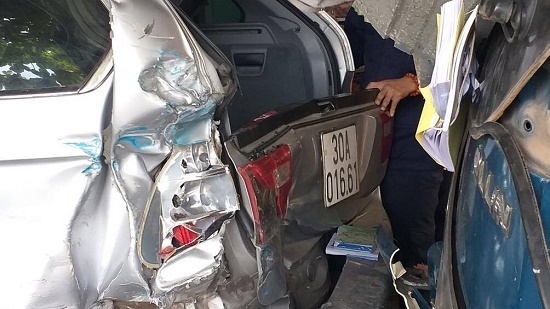 Tin tai nạn giao thông mới nhất ngày 6/42020: Ô tô 4 chỗ tông xe tải rồi cùng đâm sập quán nước