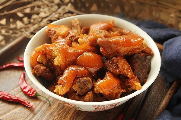 Bổ sung collagen, da căng mọng với món móng giò om bia cực ngon