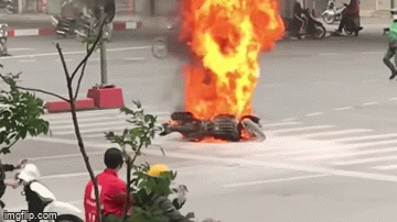 Hà Nội: Xe máy bốc cháy trơ khung giữa phố, người dân hoảng hốt dập lửa