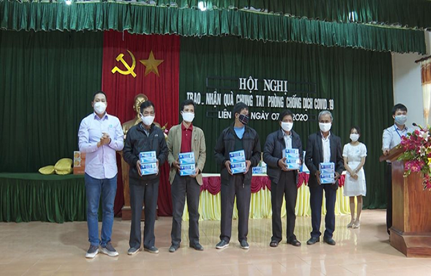 Liên Bạt: Trao, nhận quà phòng chống dịch Covid - 19