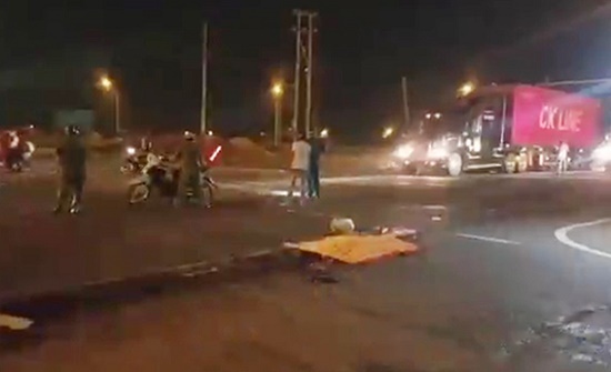 Tin tai nạn giao thông mới nhất ngày 15/42020: Container cán tử vong người đi xe máy