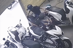 Video: Ngỡ ngàng khoảnh khắc trộm bẻ khóa xe tay ga trong 5 giây